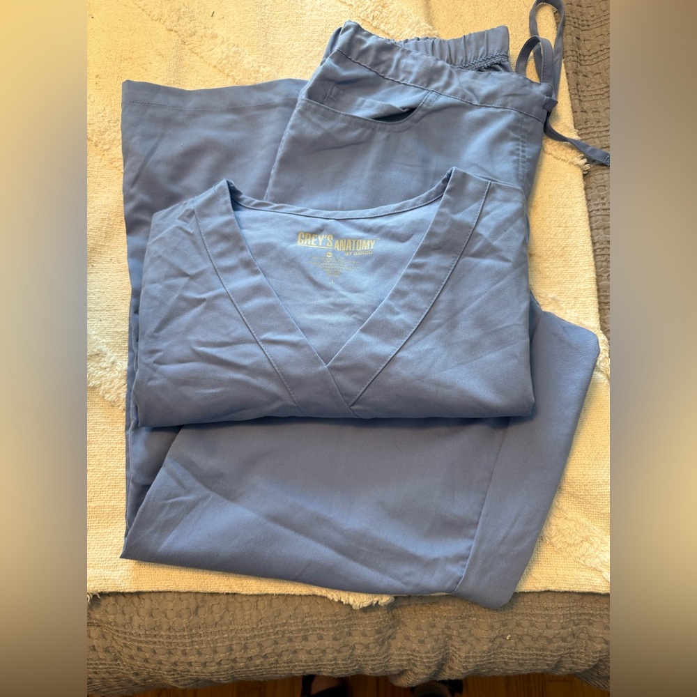 Grey’s Anatomy Scrub Set ( top -L) ( bottom -m )
